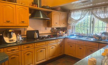 Casa sobre corredor jinetes