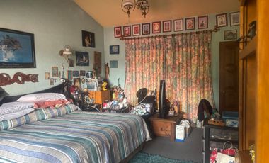 Casa sobre corredor jinetes