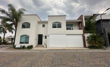 CASA EN RENTA EN LOMAS DE ANGELOPOLIS