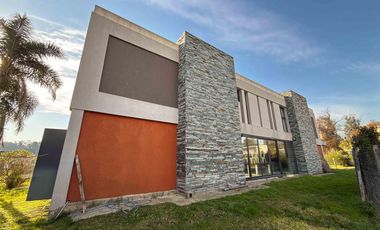 Casa en venta - 4 Dormitorios 3 Baños - Guillermo E. Hudson