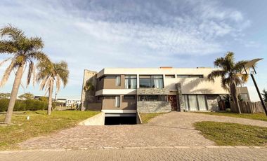 Casa en venta - 4 Dormitorios 3 Baños - Guillermo E. Hudson