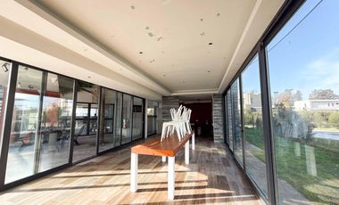 Casa en venta - 4 Dormitorios 3 Baños - Guillermo E. Hudson