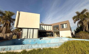 Casa en venta - 4 Dormitorios 3 Baños - Guillermo E. Hudson