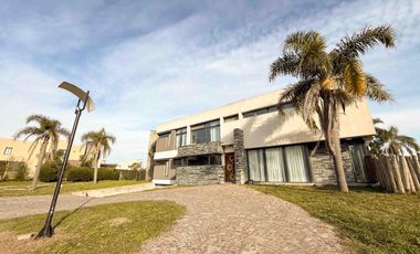 Casa en venta - 4 Dormitorios 3 Baños - Guillermo E. Hudson