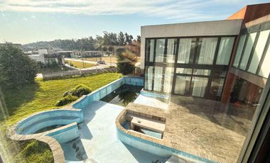 Casa en venta - 4 Dormitorios 3 Baños - Guillermo E. Hudson