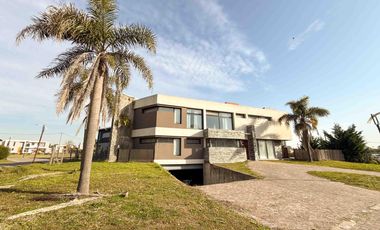 Casa en venta - 4 Dormitorios 3 Baños - Guillermo E. Hudson