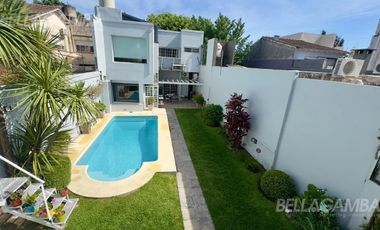 CASA VENTA FLORIDA 8 AMBIENTES JARDIN PISCINA