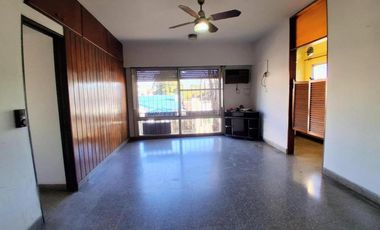 Casa en venta - 3 Dormitorios 1 Baño - Locales - Quilmes