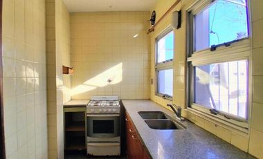 Casa en venta - 3 Dormitorios 1 Baño - Locales - Quilmes