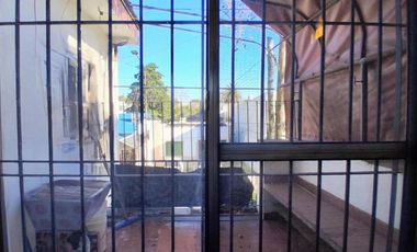 Casa en venta - 3 Dormitorios 1 Baño - Locales - Quilmes