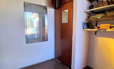 Casa en venta - 3 Dormitorios 1 Baño - Locales - Quilmes