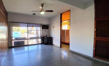 Casa en venta - 3 Dormitorios 1 Baño - Locales - Quilmes