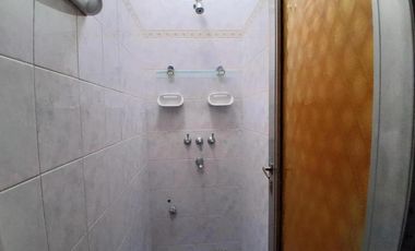 Casa en venta - 3 Dormitorios 1 Baño - Locales - Quilmes