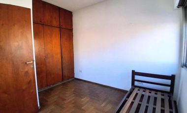 Casa en venta - 3 Dormitorios 1 Baño - Locales - Quilmes