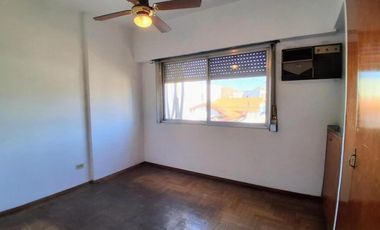 Casa en venta - 3 Dormitorios 1 Baño - Locales - Quilmes