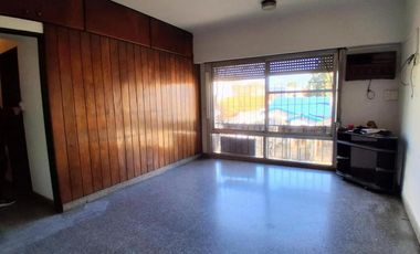 Casa en venta - 3 Dormitorios 1 Baño - Locales - Quilmes