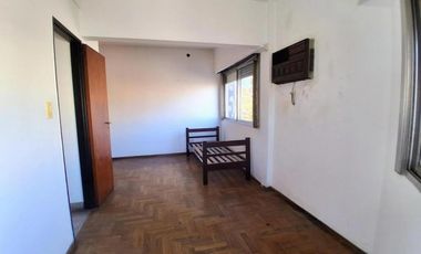 Casa en venta - 3 Dormitorios 1 Baño - Locales - Quilmes