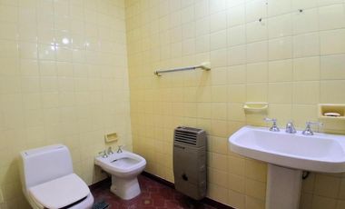 Casa en venta - 3 Dormitorios 1 Baño - Locales - Quilmes