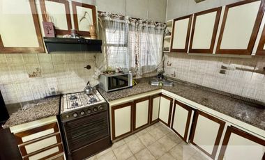 CASA 5 AMBIENTES EN FLORENCIO VARELA CENTRO , LOTE 532mt2.