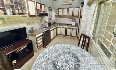 CASA 5 AMBIENTES EN FLORENCIO VARELA CENTRO , LOTE 532mt2.