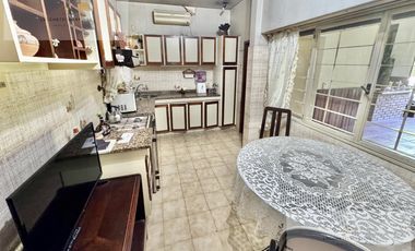 CASA 5 AMBIENTES EN FLORENCIO VARELA CENTRO , LOTE 532mt2.