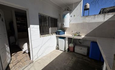 OPORTUNIDAD!!!!!VENTA-COMPLEJO DE 6 DEPTOS-EXCELENTE UBICACION