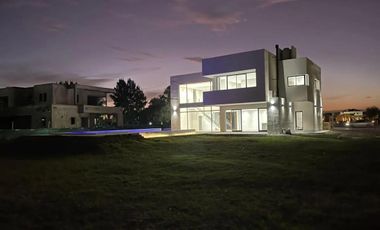 Casa en venta - 3 Dormitorios 5 Baños - Cocheras - 1500Mts2 - Canning