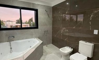 Casa en venta - 3 Dormitorios 5 Baños - Cocheras - 1500Mts2 - Canning