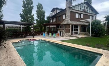 Casa en venta - 5 Dormitorios 3 Baños - 1.000Mts2 - Mar del Plata