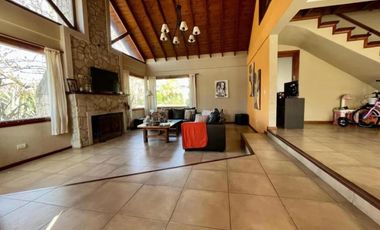 Casa en venta - 5 Dormitorios 3 Baños - 1.000Mts2 - Mar del Plata