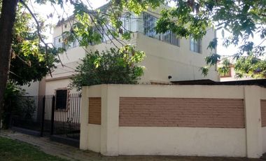 Casa en venta - 3 Dormitorios 2 Baños - Cochera - 180Mts2 - Hurlingham