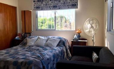 Casa en venta - 3 Dormitorios 2 Baños - Cochera - 180Mts2 - Hurlingham