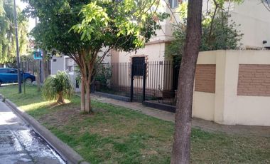 Casa en venta - 3 Dormitorios 2 Baños - Cochera - 180Mts2 - Hurlingham