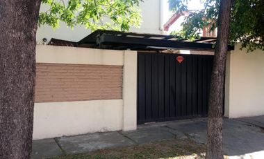 Casa en venta - 3 Dormitorios 2 Baños - Cochera - 180Mts2 - Hurlingham