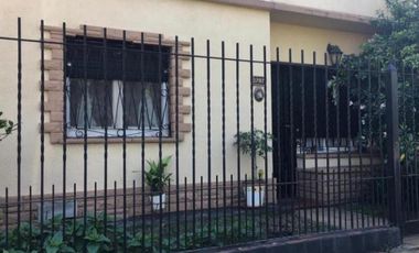 Casa en venta - 3 Dormitorios 2 Baños - Cochera - 180Mts2 - Hurlingham