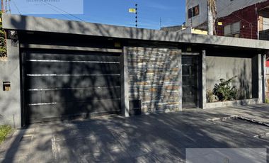 Casa de categoria , 4 ambientes Quilmes Oeste.