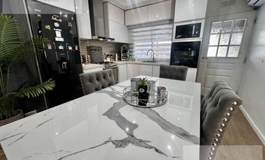 Casa de categoria , 4 ambientes Quilmes Oeste.