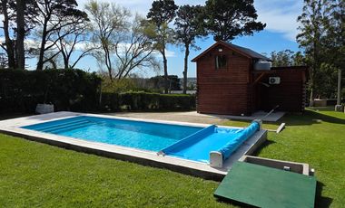 VENTA EXCELENTE CABAÑA TIPO CHALET 3 AMB . CASI NUEVA- PISCINA-EQUIPADA-A MTS CENTRO COMERCIAL SIERRA DE LOS PADRES- ASFALTO-