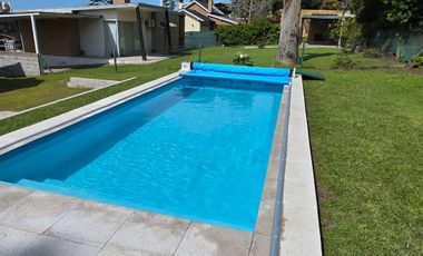 VENTA EXCELENTE CABAÑA TIPO CHALET 3 AMB . CASI NUEVA- PISCINA-EQUIPADA-A MTS CENTRO COMERCIAL SIERRA DE LOS PADRES- ASFALTO-