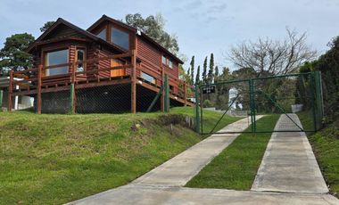 VENTA EXCELENTE CABAÑA TIPO CHALET 3 AMB . CASI NUEVA- PISCINA-EQUIPADA-A MTS CENTRO COMERCIAL SIERRA DE LOS PADRES- ASFALTO-