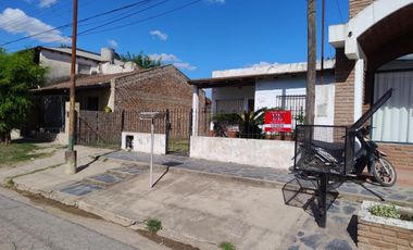 Casa en venta - 2 Dormitorios 1 Baño -  Cochera - 320Mts2 - Carmen de Areco