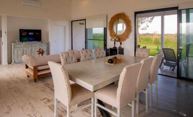 Casa en venta - 3 Dormitorios 2 Baños - Villa Gesell