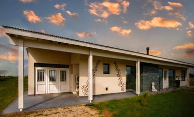 Casa en venta - 3 Dormitorios 2 Baños - Villa Gesell