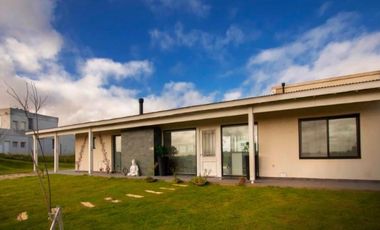 Casa en venta - 3 Dormitorios 2 Baños - Villa Gesell