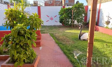 Venta de Chalet 3 ambientes en  Wilde con jardin, pileta y local (25219)