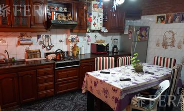 Venta de Chalet 3 ambientes en  Wilde con jardin, pileta y local (25219)