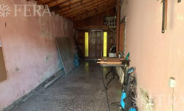 Venta de Chalet 3 ambientes en  Wilde con jardin, pileta y local (25219)