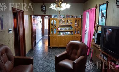 Venta de Chalet 3 ambientes en  Wilde con jardin, pileta y local (25219)