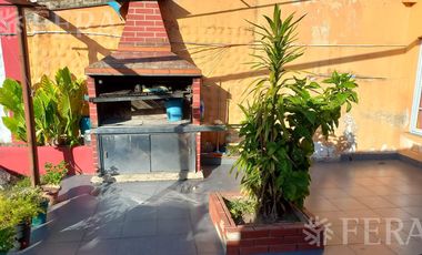 Venta de Chalet 3 ambientes en  Wilde con jardin, pileta y local (25219)