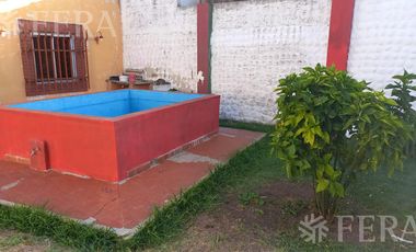 Venta de Chalet 3 ambientes en  Wilde con jardin, pileta y local (25219)